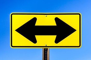 Çift ok trafik işareti bir kesişme noktalarında