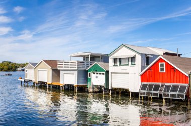 Renkli Boathouses satırı