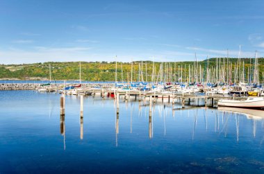 Renkli tekne liman ve su yansıma