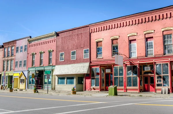 Satır ile renkli Storefronts tarihi binaların — Stok fotoğraf