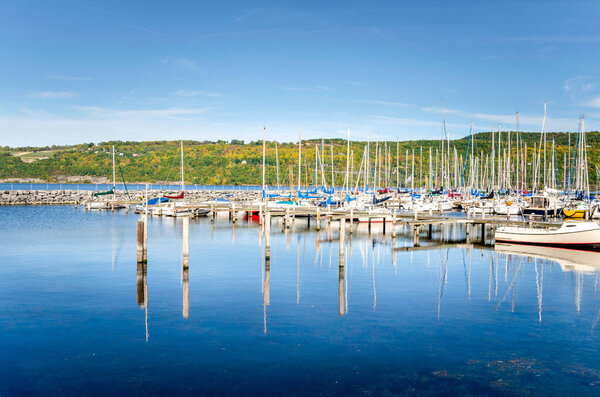 Красочная лодка в гавани и отражение в воде
