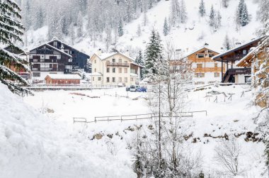 Bir dağ köyünde bir kar yağışı sırasında geleneksel dağ evleri