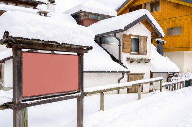 Karla kaplı boş ahşap Billboard