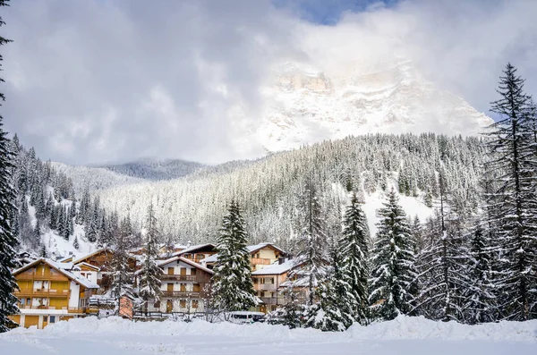 Традиційне селище в снігу в Альпах — стокове фото