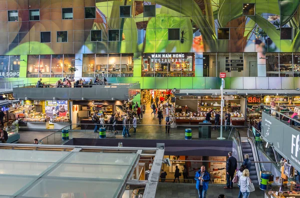 Obchody a restaurace uvnitř Markthall (tržnice) v centru města Rotterdam — Stock fotografie