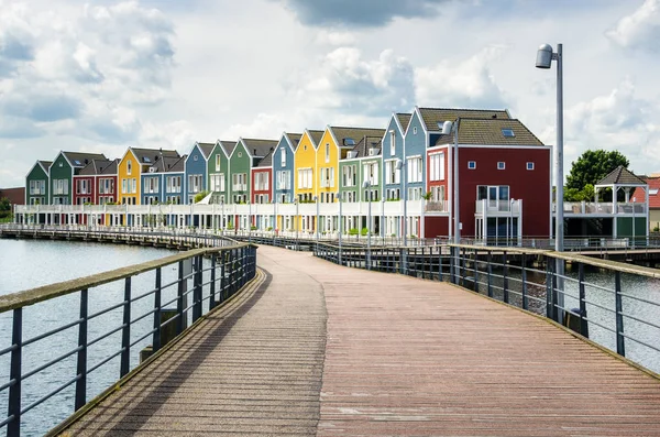 Strandpromenaden som leder till en rad färgglada trähus — Stockfoto