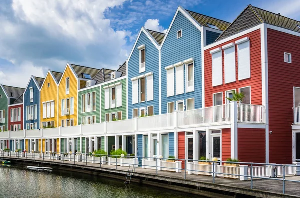 Renkli ahşap evlerden