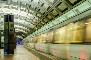 Metro tren çekerek bir istasyon dışında 