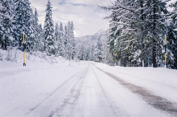 Estrada Alpina Coberto de Neve — Fotografia de Stock
