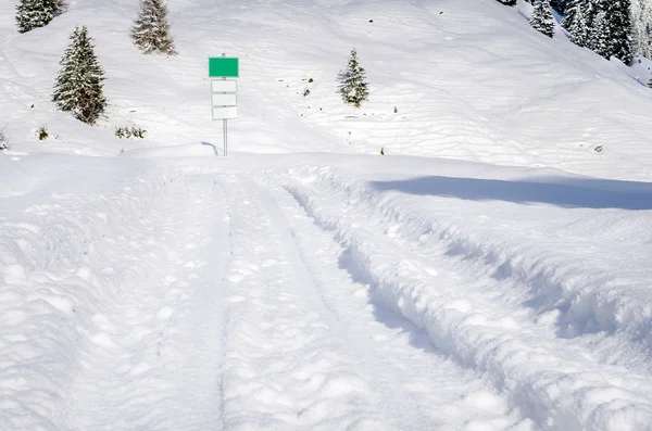雪のフィールドを介してトラックのある冬景色 — ストック写真