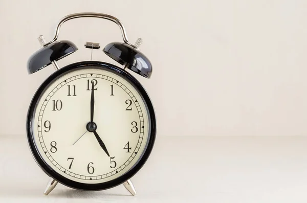 Reloj despertador negro vintage en una mesa —  Fotos de Stock