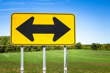 Çift ok sarı trafik işaretleri 