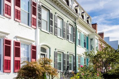 Pastel renkli eski evlerden güneşli bir sonbahar gününde tuğla.