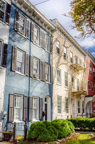 Maisons de rangée colorées et ciel nuageux — Photo