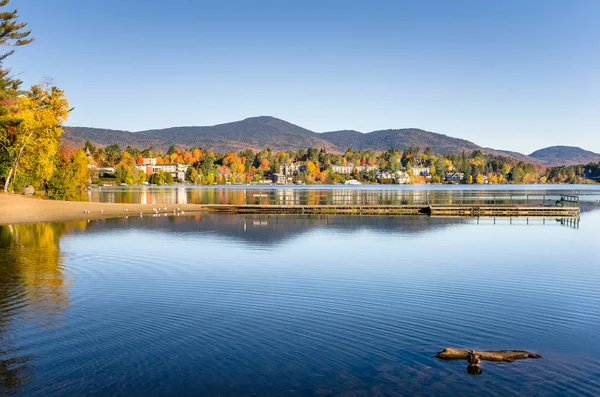 Lake Placid, NY, from Mirror Lake at the Foliage Peak — Stock Photo, Image