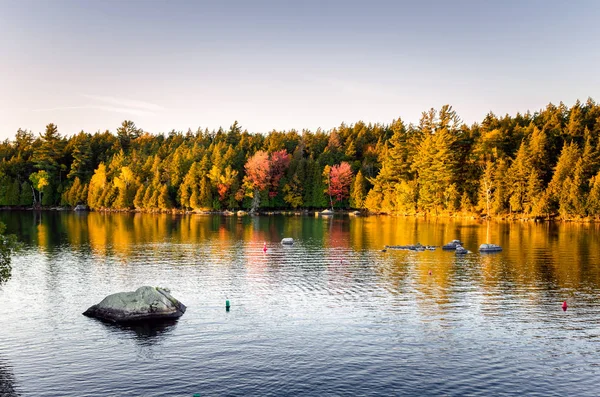 Puesta de sol sobre un lago de montaña en otoño —  Fotos de Stock