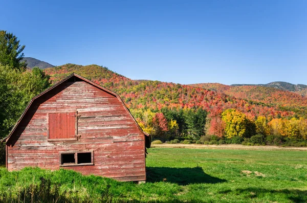 Παλιό κόκκινο αχυρώνα σε ένα ορεινό τοπίο, το φθινόπωρο — Φωτογραφία Αρχείου