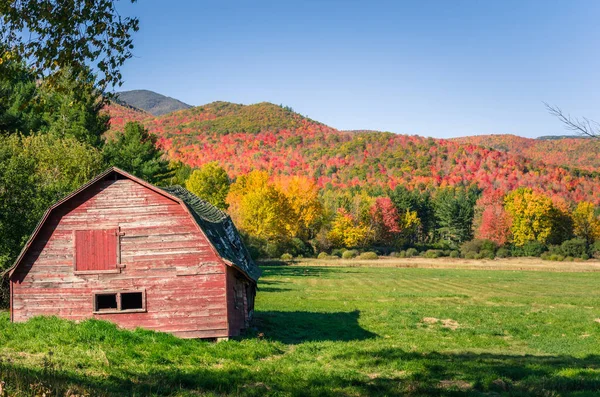 Terkedilmiş kırmızı Woodn ahırda bir sonbahar manzara — Stok fotoğraf