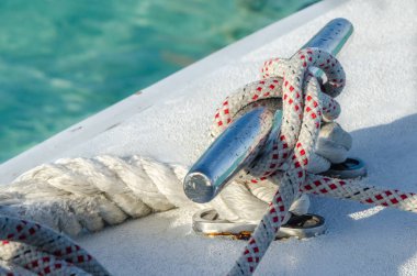 Bir yatta düğümlü halat