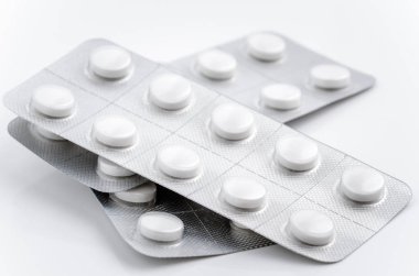 Beyaz bir tablo blister paketleri
