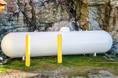 Propan gazı bir bahçede depolamak için silindirik Tank