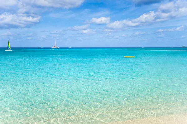 Hermosa agua clara en el Caribe — Foto de Stock