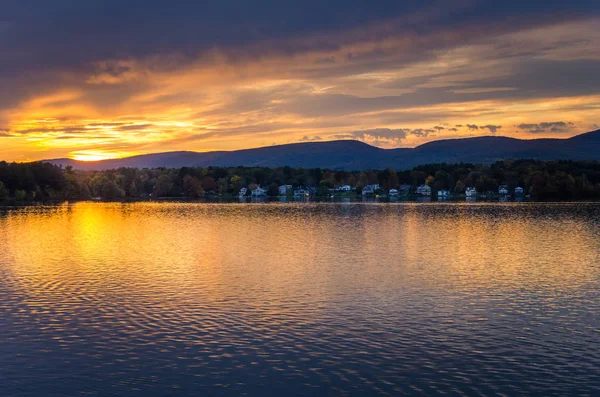 Coucher de soleil magnifique sur l'eau calme d'un lac de montagne — Photo