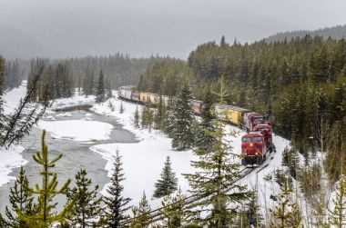 Yük treni bir kar yağışı sırasında