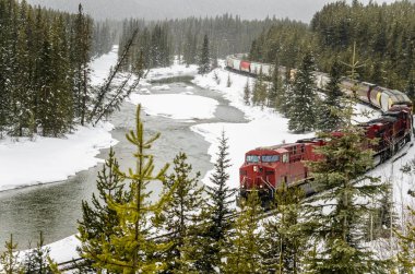 Yük treni Morants eğri bir kar fırtınası sırasında