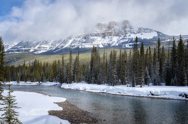 Nádherná horská krajina v kanadských Skalistých horách na zamračený den zimní — Stock fotografie