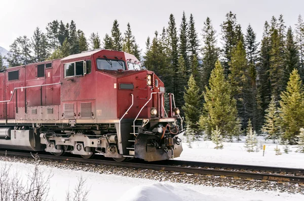 Locomotive rouge en mouvement lors d'une journée d'hiver nuageuse — Photo