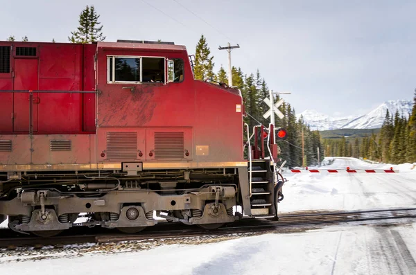 Locomotive rouge puissante en mouvement — Photo