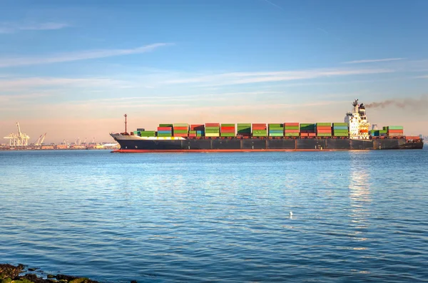 Countainer schip in de baai van New York bij zonsopgang — Stockfoto