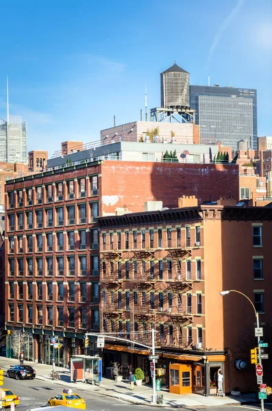 Κτίρια από τούβλα στον τελευταίο όροφο του νερού δεξαμενή στη Νέα Υόρκη — Φωτογραφία Αρχείου