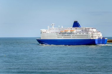 Yolcu bırakarak dolu bir liman ferry