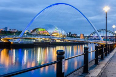 Gateshead Millennium Köprüsü arka planda Tyne Bridge ile. Newcastle upon Tyne, İngiltere.