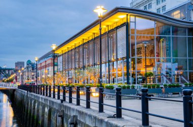 Newcastle Quayside alacakaranlıkta
