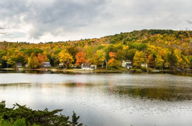 Dağ Gölü ve bulutlu gökyüzü