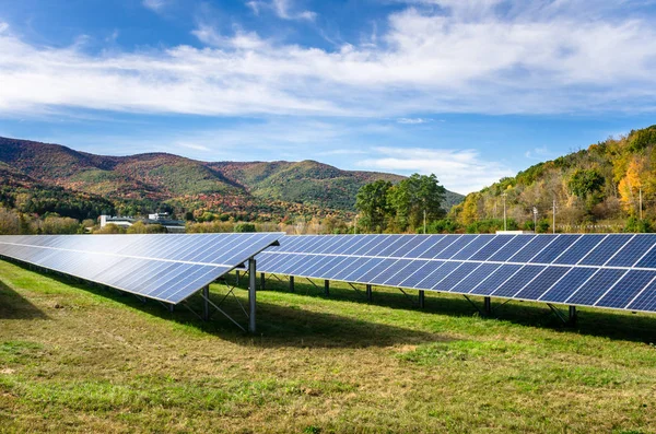 Planta de energía solar en un paisaje de montaña —  Fotos de Stock