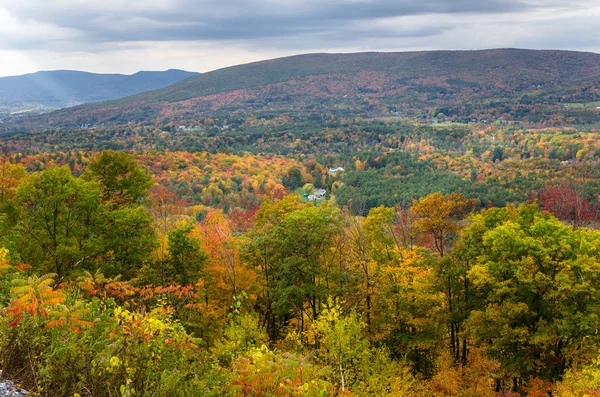 Montañas boscosas en otoño y cielo nublado —  Fotos de Stock