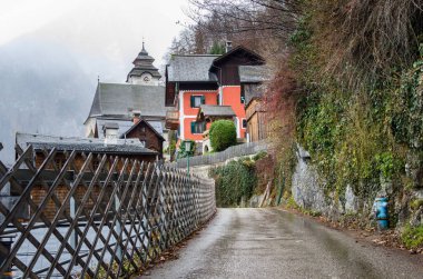 Ahşap bir çit ile çevrili dar sokak