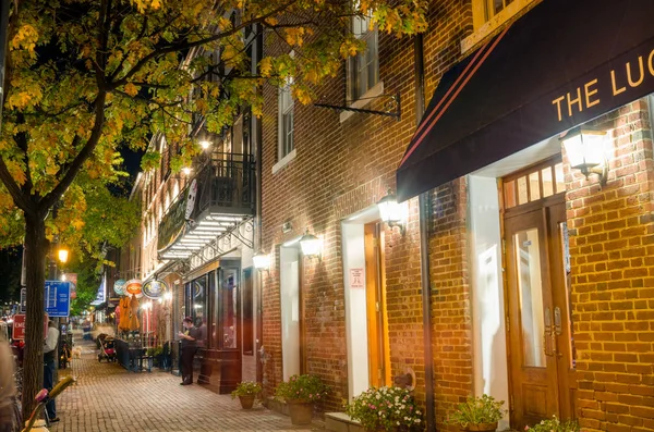 Gehweg gesäumt von Restaurants und Geschäften in der Altstadt Alexandria, va, in der Nacht — Stockfoto