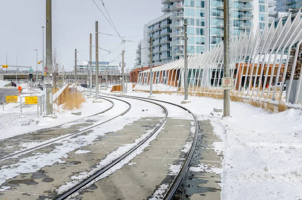 Curving Light Rail utwory pokryte śniegiem — Zdjęcie stockowe
