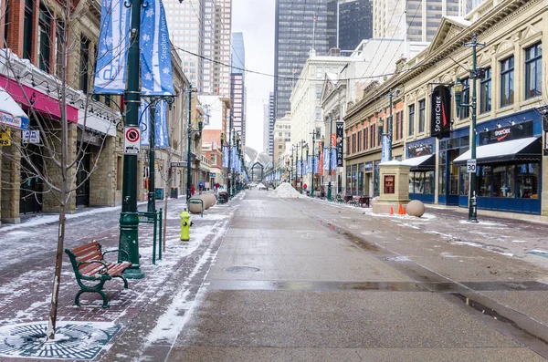 Veduta di Stephen Avenue a Calgary in una giornata invernale — Foto Stock