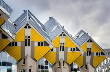 Bir bulutlu bahar gününde Rotterdam şehir merkezinde küp evler