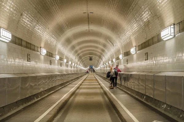 Tunnel étroit pour voitures et piétons sous l'Elbe — Photo