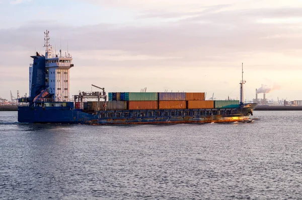 Schiff voller Container bei Sonnenuntergang — Stockfoto