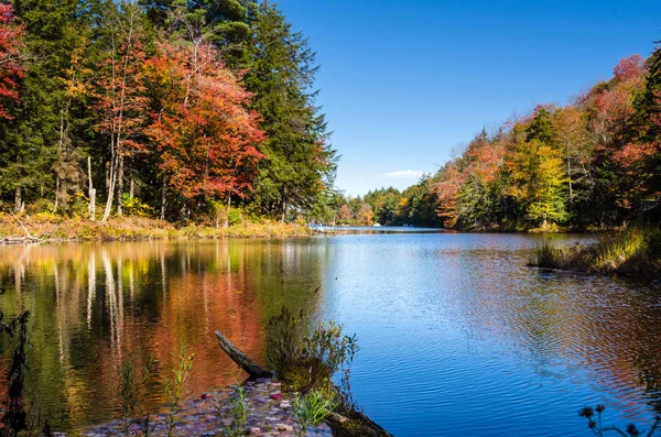 Lago de montaña en un claro día de otoño — Foto de Stock