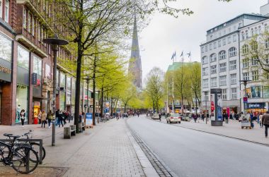 Moekenbergstrasse bulutlu bahar gününde Hamburg şehir merkezinde