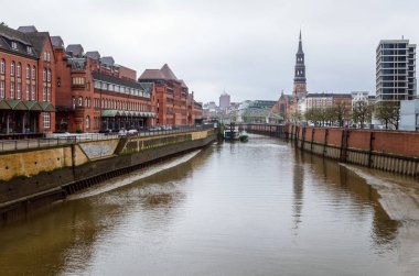 Hamburg şehir merkezi ve bulutlu gökyüzü